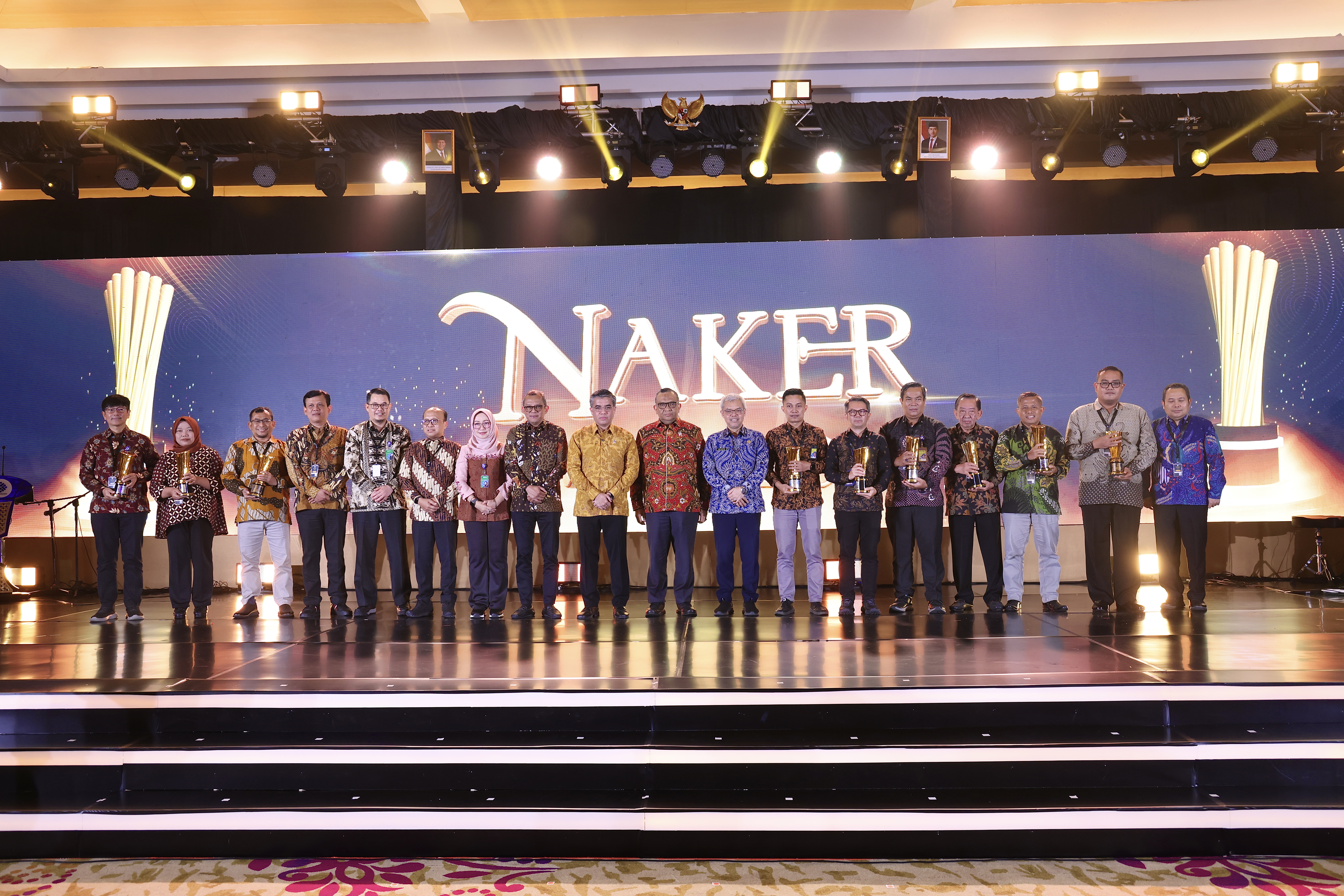 Kemnaker Gelar Naker Award 2025 Page 1, Berikut Daftar Kategori dan Pemenangnya