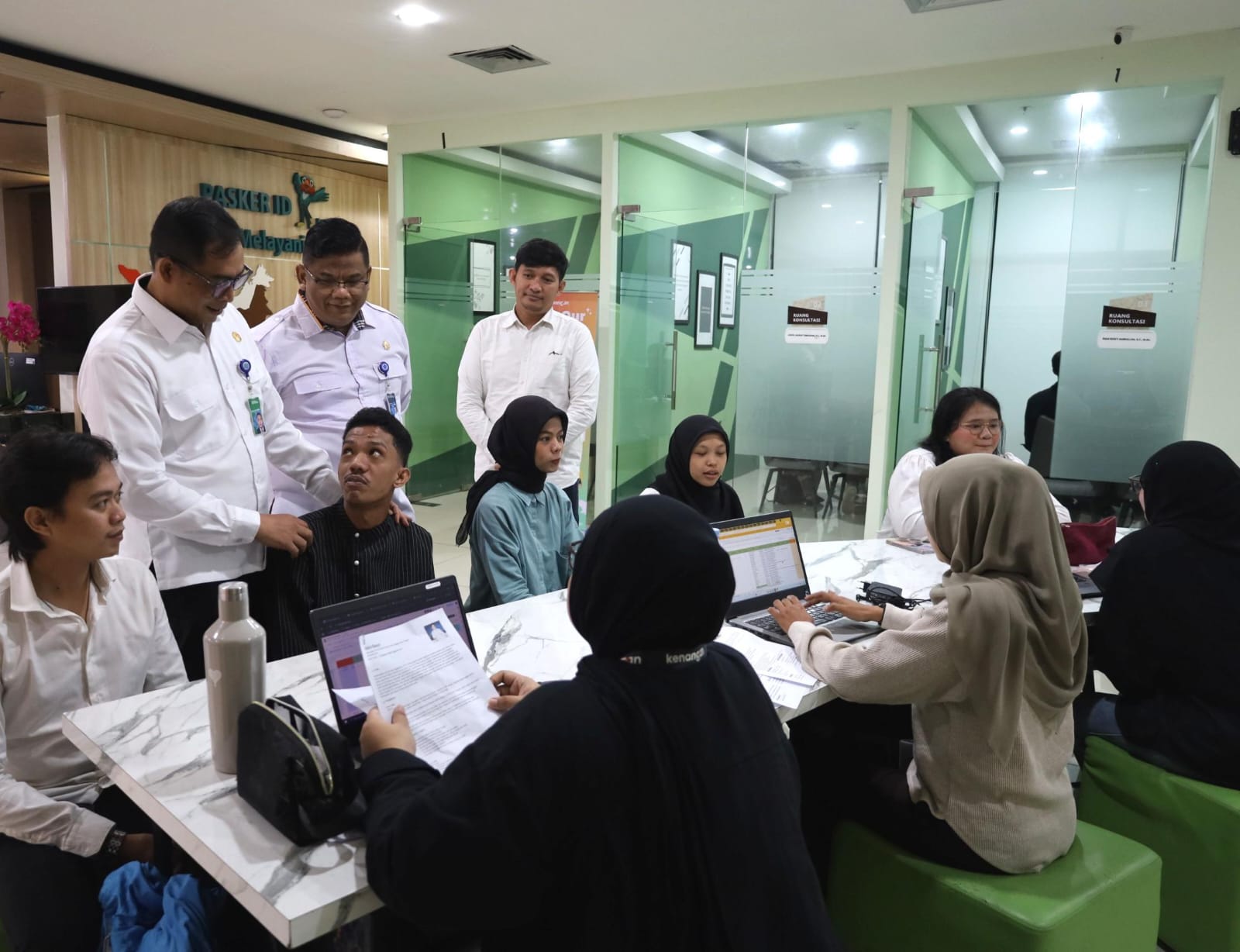 Pencari Kerja Antusias Ikuti Walk In Interview Kopi Kenangan di Pusat Pasar Kerja