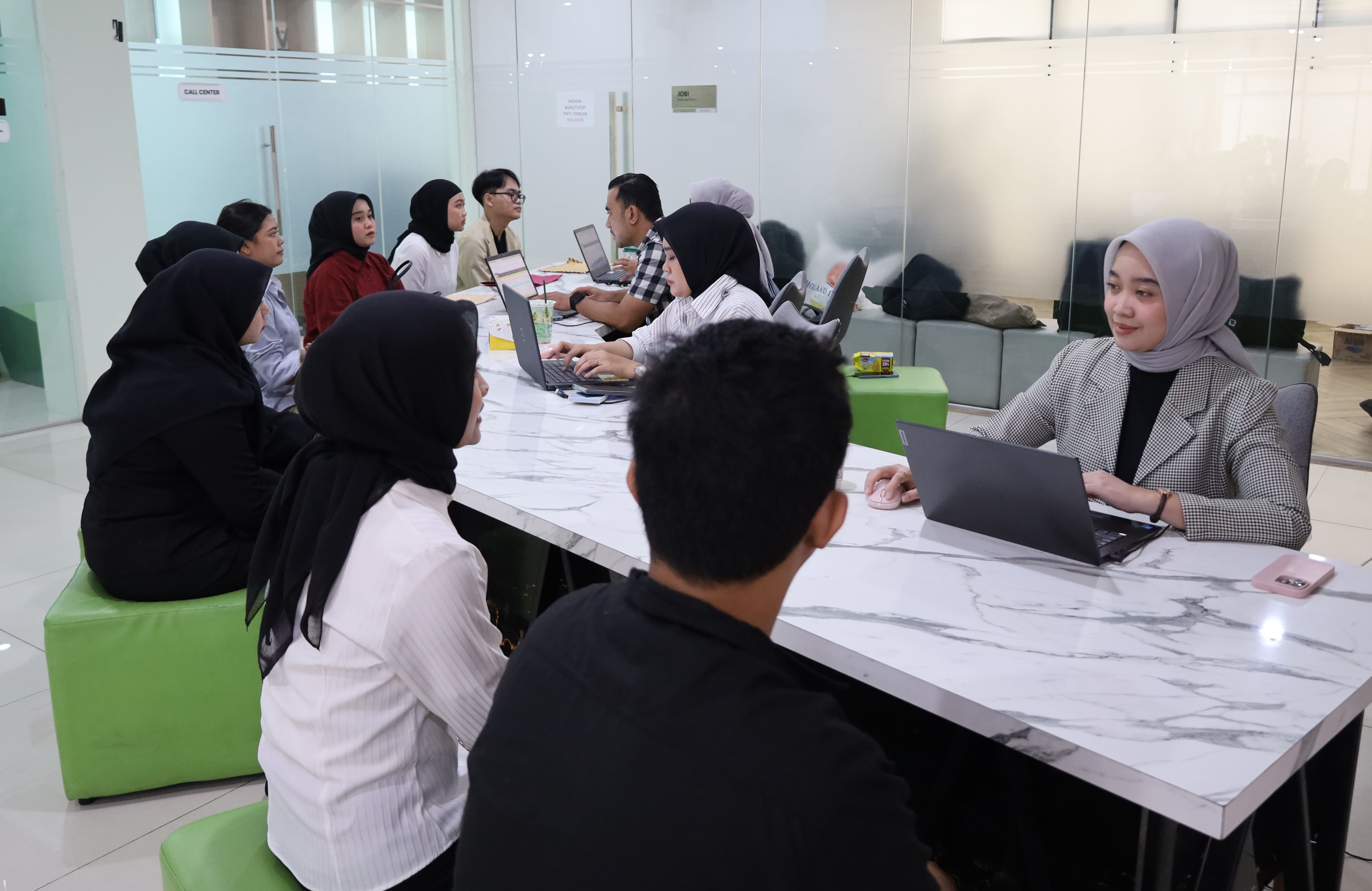 Antusiasme Pencari Kerja Warnai Walk in Interview PKSS di Pusat Pasar Kerja