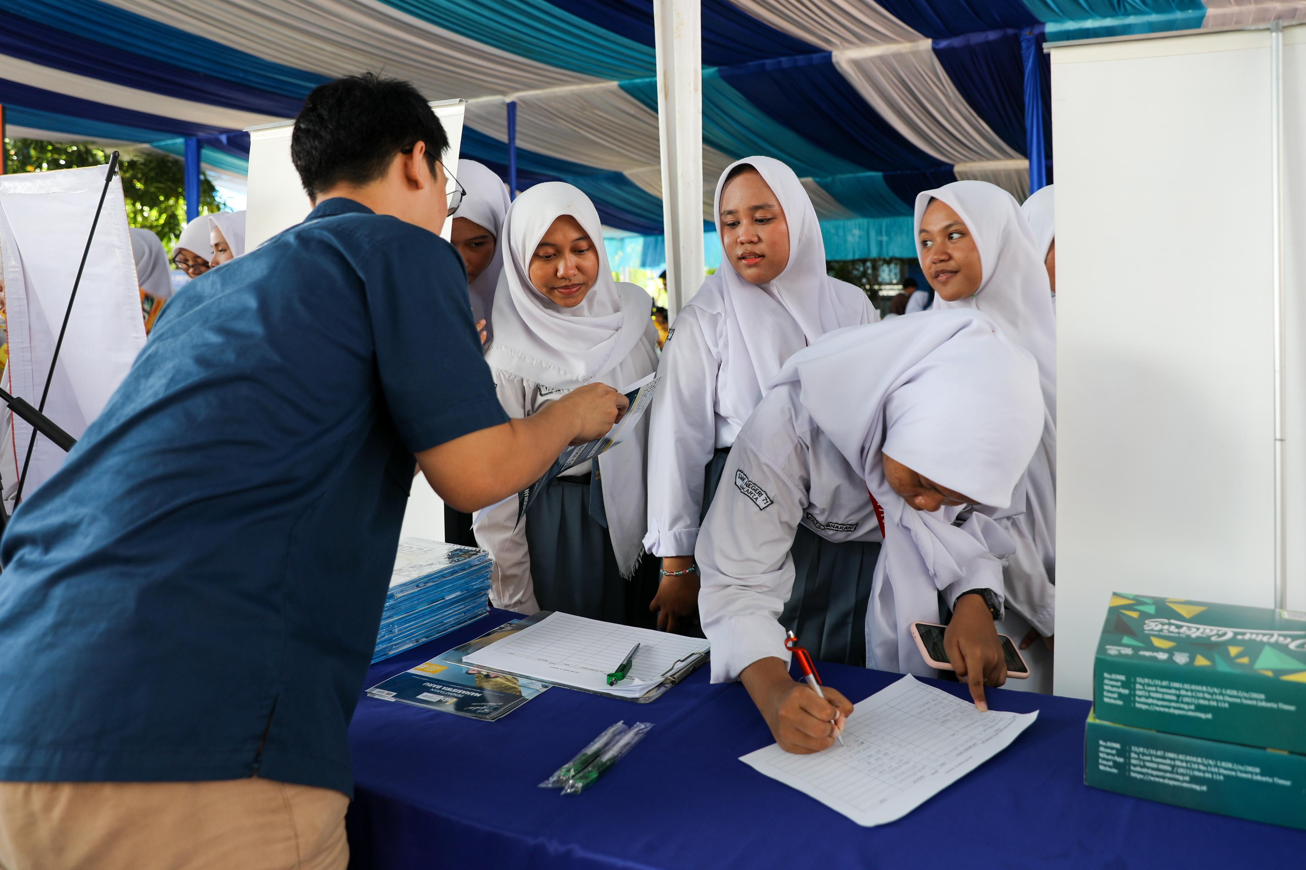 Pusat Pasar Kerja Kemnaker RI Dukung Kesiapan Kerja Siswa dan Alumni SMKN 71 Jakarta Timur Lewat Jobfair 2025